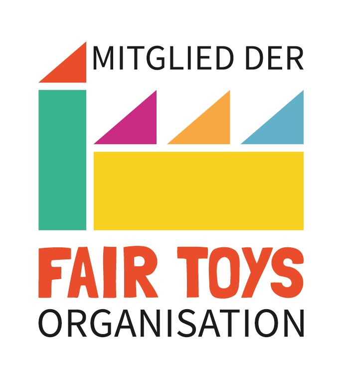 Uns ist es nicht nur wichtig, ob Sie nachhaltige Produkte bei uns finden! Uns sind die Bedingungen derer, die diese Spiele produzieren, ebenso wichtig – darum sind wir Mitglied der Fair Toys Organisation